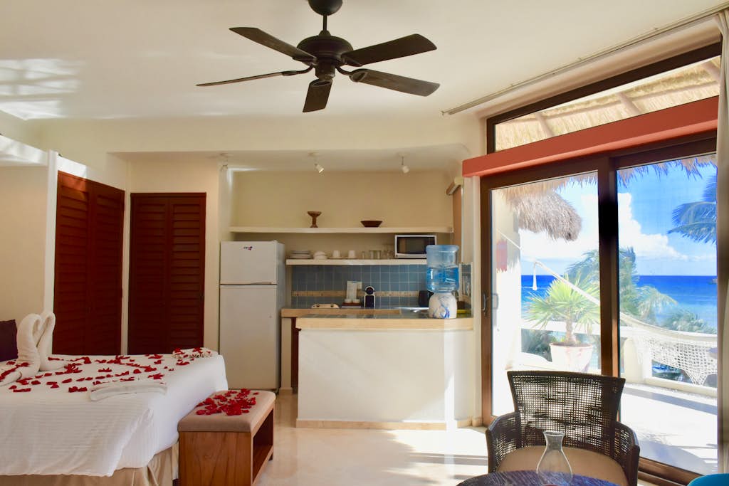 Amazing studio with ocean view in the heart of Playa del Carmen. 302