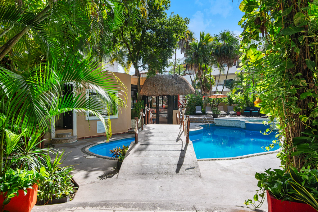 Riviera del Sol Double Queen Deluxe Suite, 202