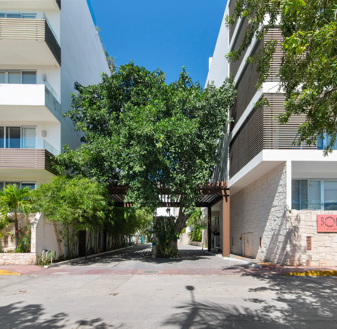 Paravian Paravian A302