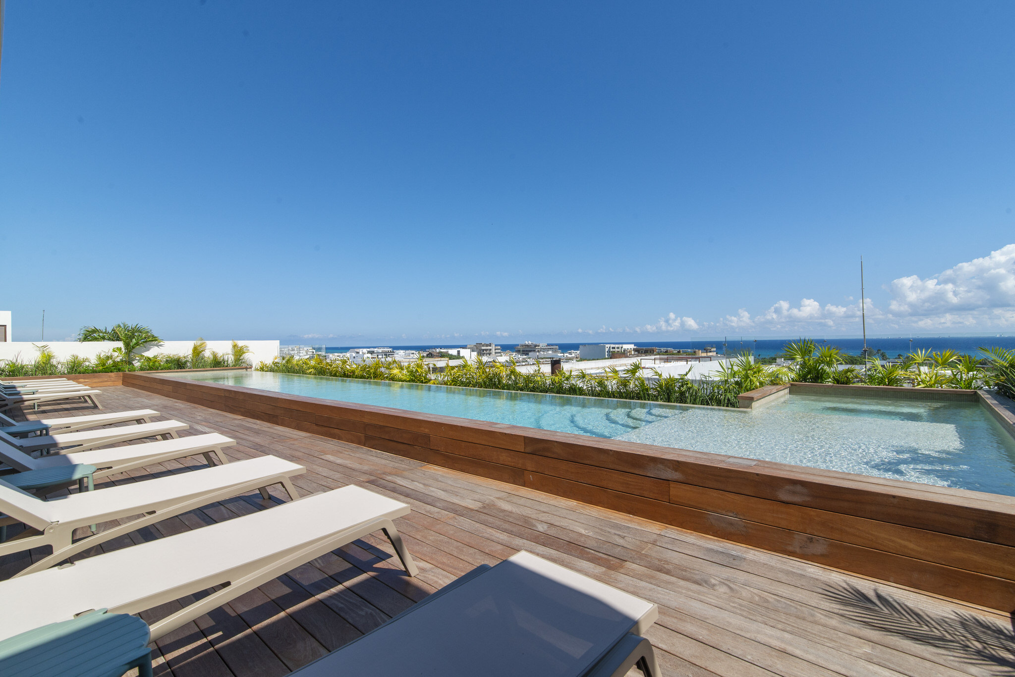 Studio Near Beach & Supermarket | King Bed | Casago