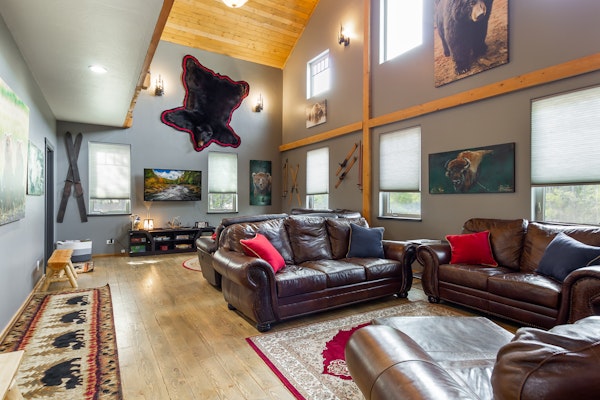 Pet Friendly Home! Bear Den Bundle-12Br-10Ba-Sleeps 42-BBQ-FirePit-Hot tub-20m 2 YNP-Mountainviews