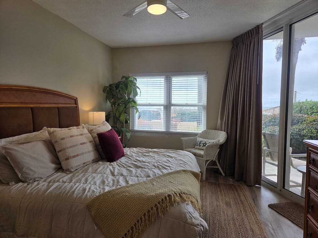 Waters Edge 116- Gulf Front condo with Beach access and shared Pool