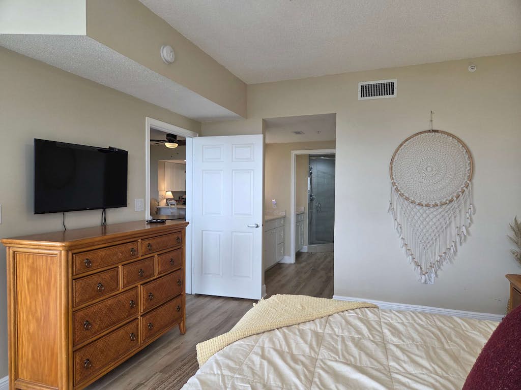 Waters Edge 116- Gulf Front condo with Beach access and shared Pool