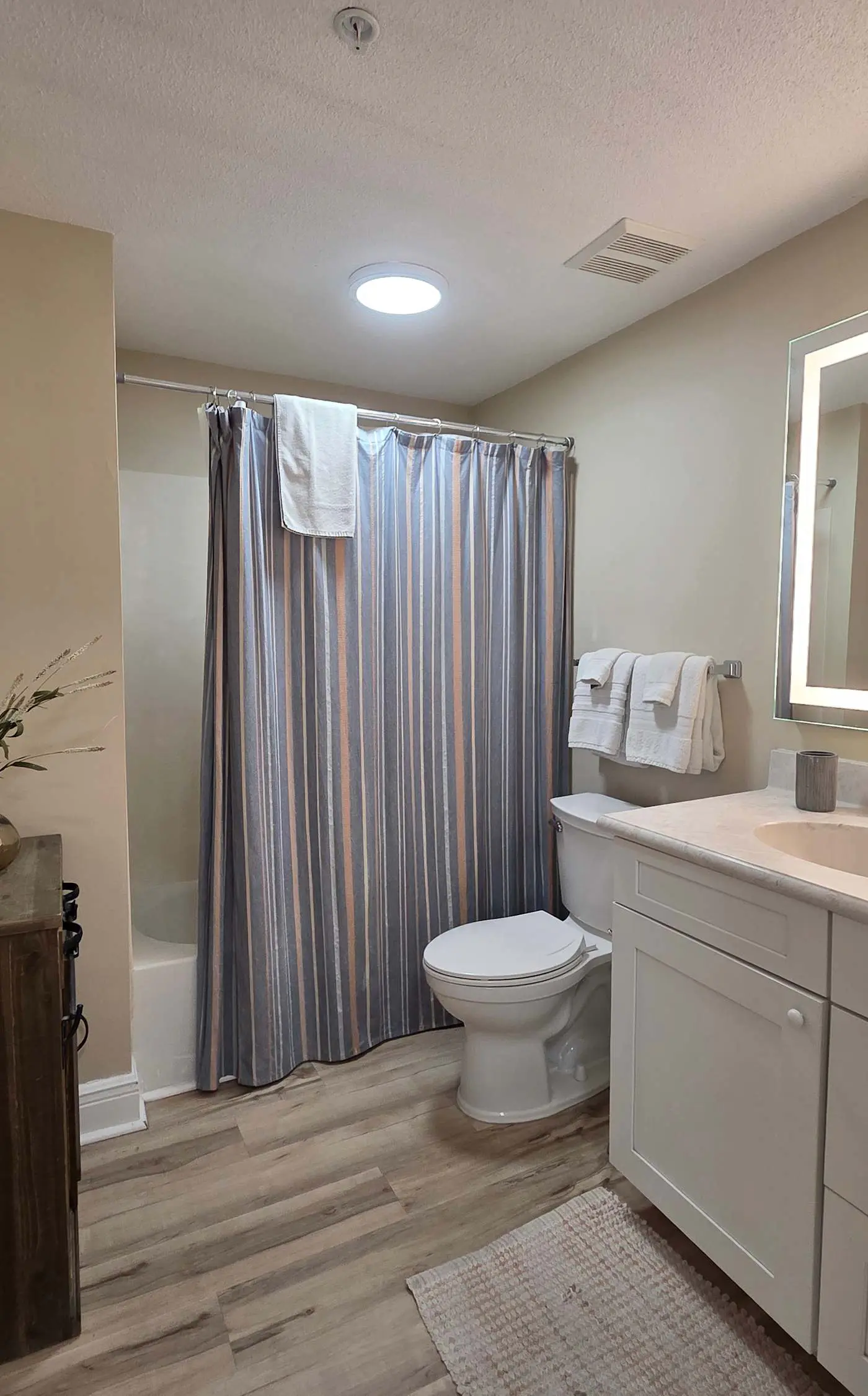 Gulf Front condo with Beach access and shared Pool