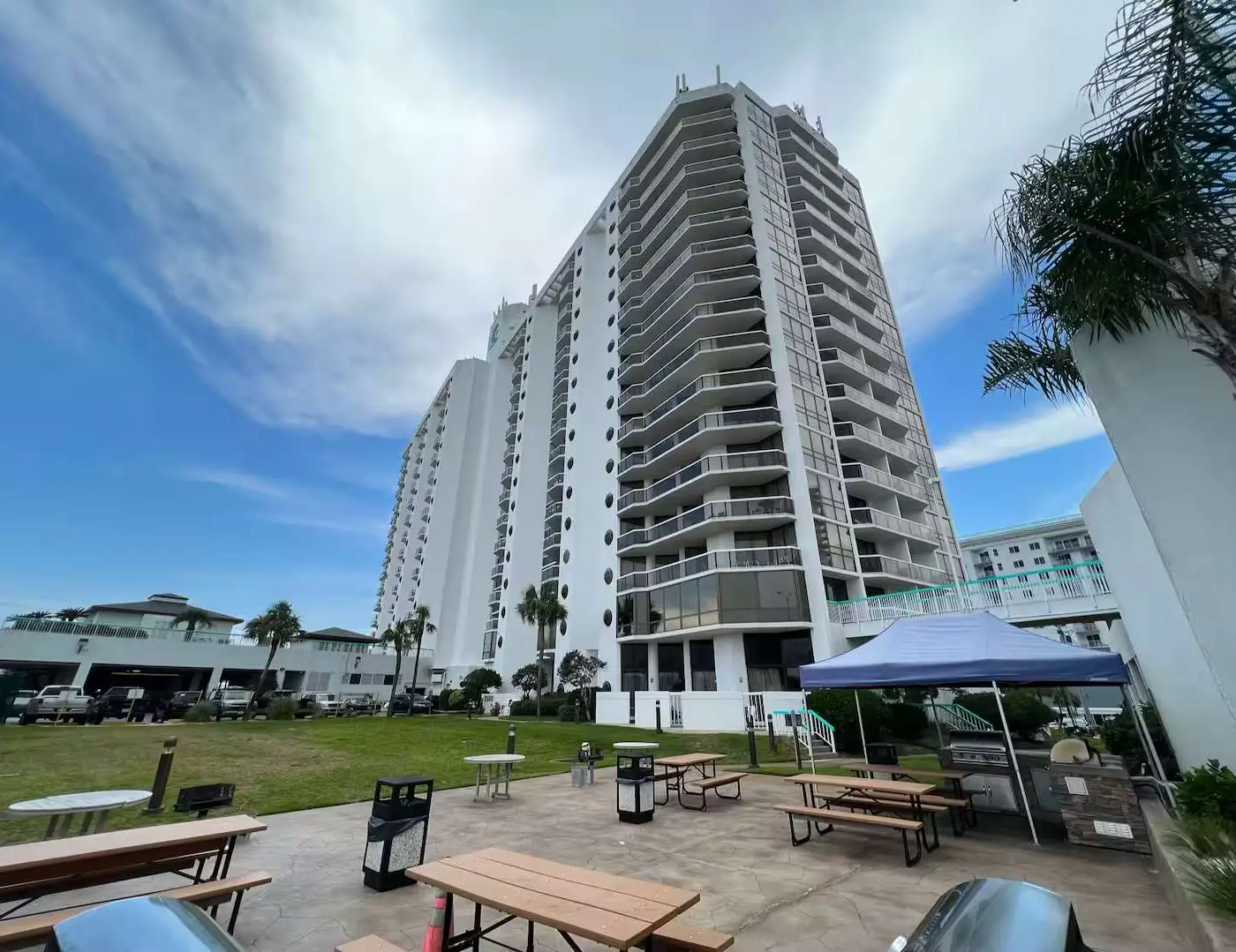 Charming condo, with shared pool, Gym, and Tennis