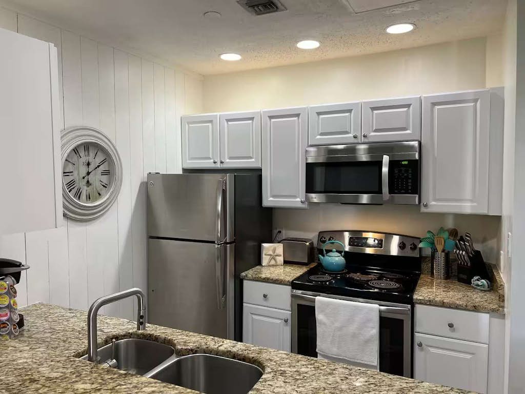 Charming condo, with shared pool, Gym, and Tennis