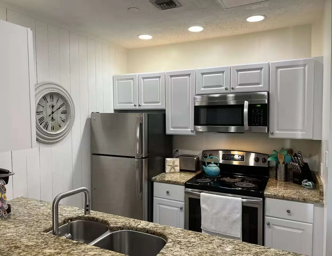 Charming condo, with shared pool, Gym, and Tennis