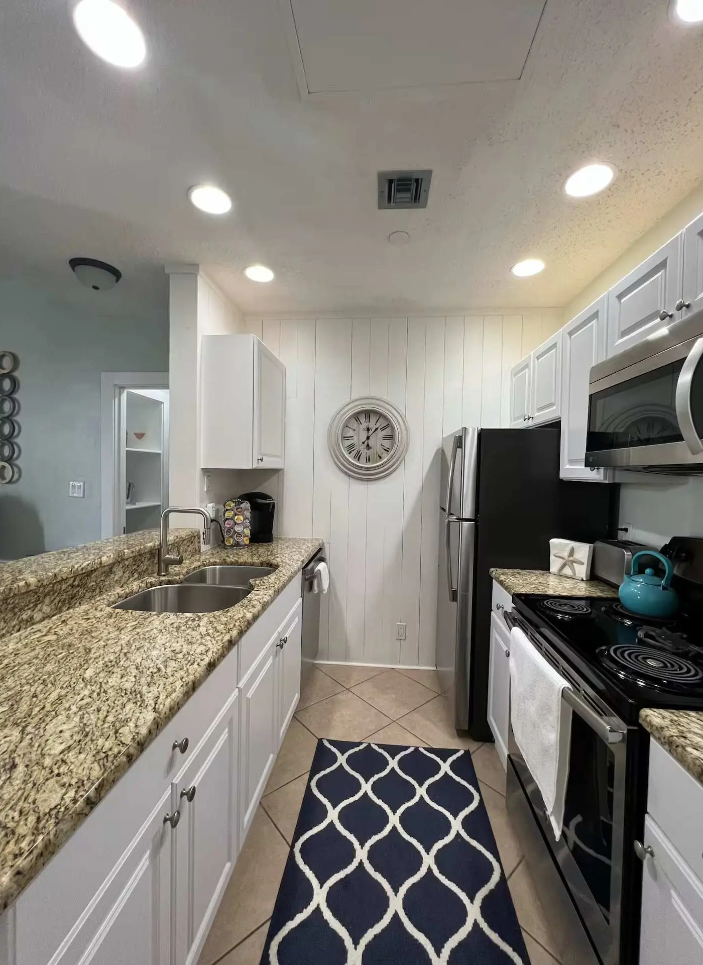 Charming condo, with shared pool, Gym, and Tennis