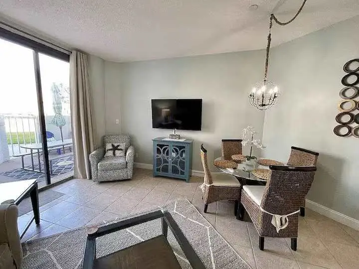 Charming condo, with shared pool, Gym, and Tennis