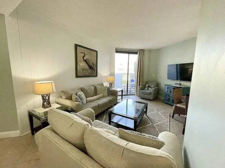 Charming condo, with shared pool, Gym, and Tennis