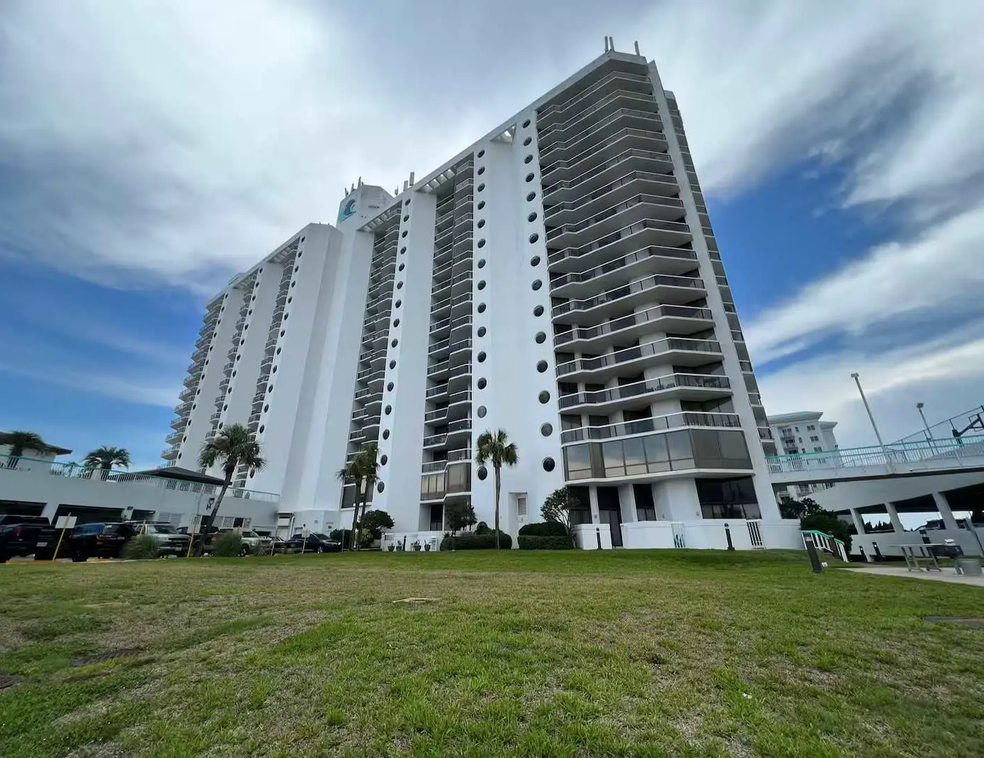 Charming condo, with shared pool, Gym, and Tennis