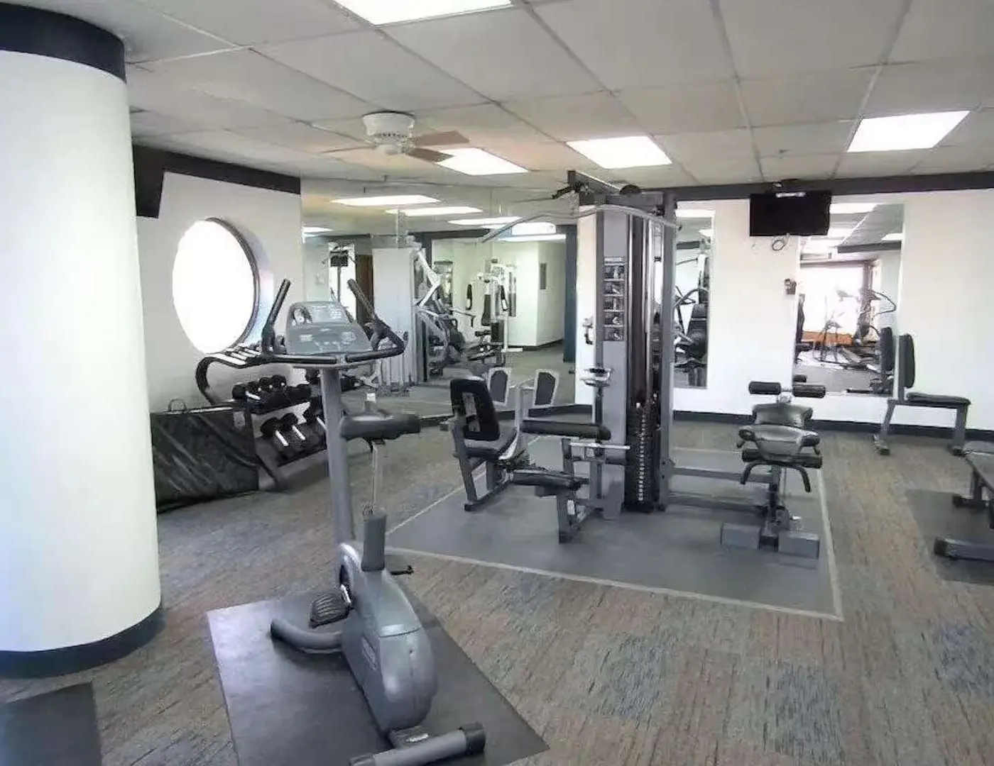 Charming condo, with shared pool, Gym, and Tennis