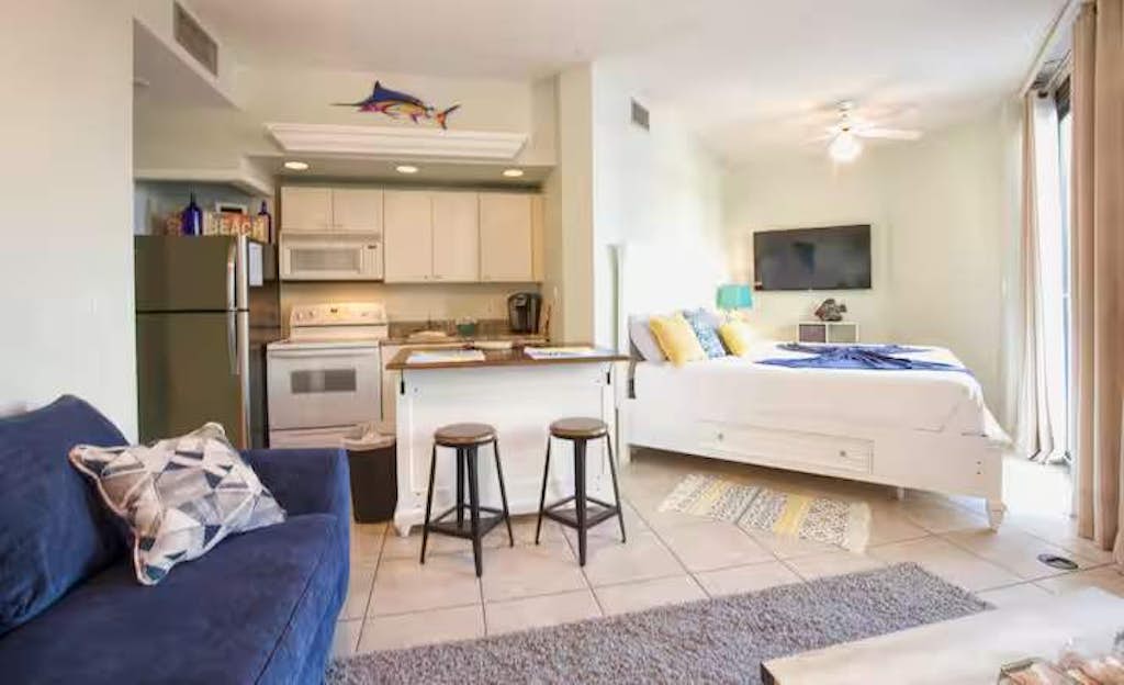 Beach side condo with shared pool, gym and tennis