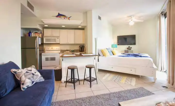 Beach side condo with shared pool, gym and tennis