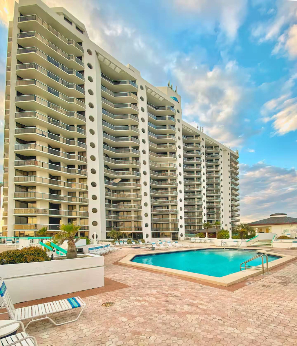 Beach side condo with shared pool, gym and tennis