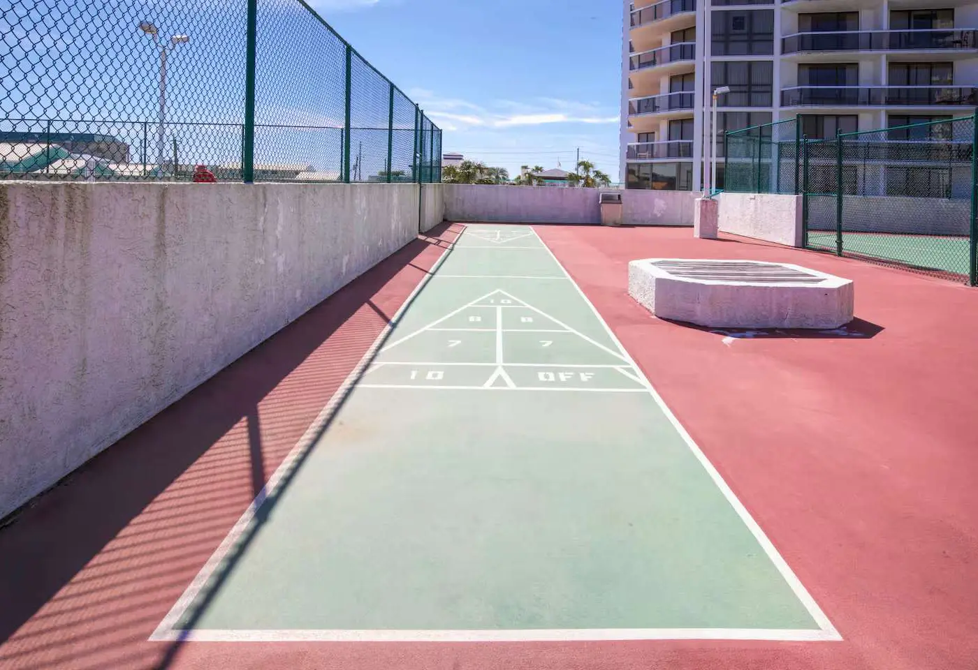 Beach side condo with shared pool, gym and tennis