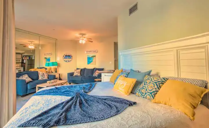 Beach side condo with shared pool, gym and tennis