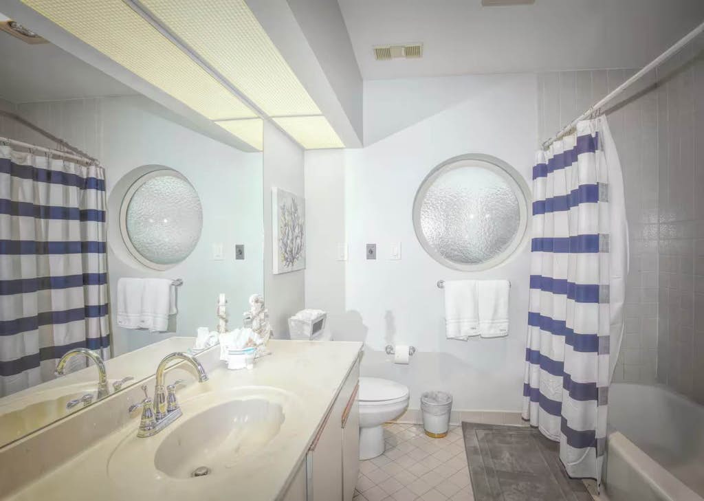 Beach side condo with shared pool, gym and tennis