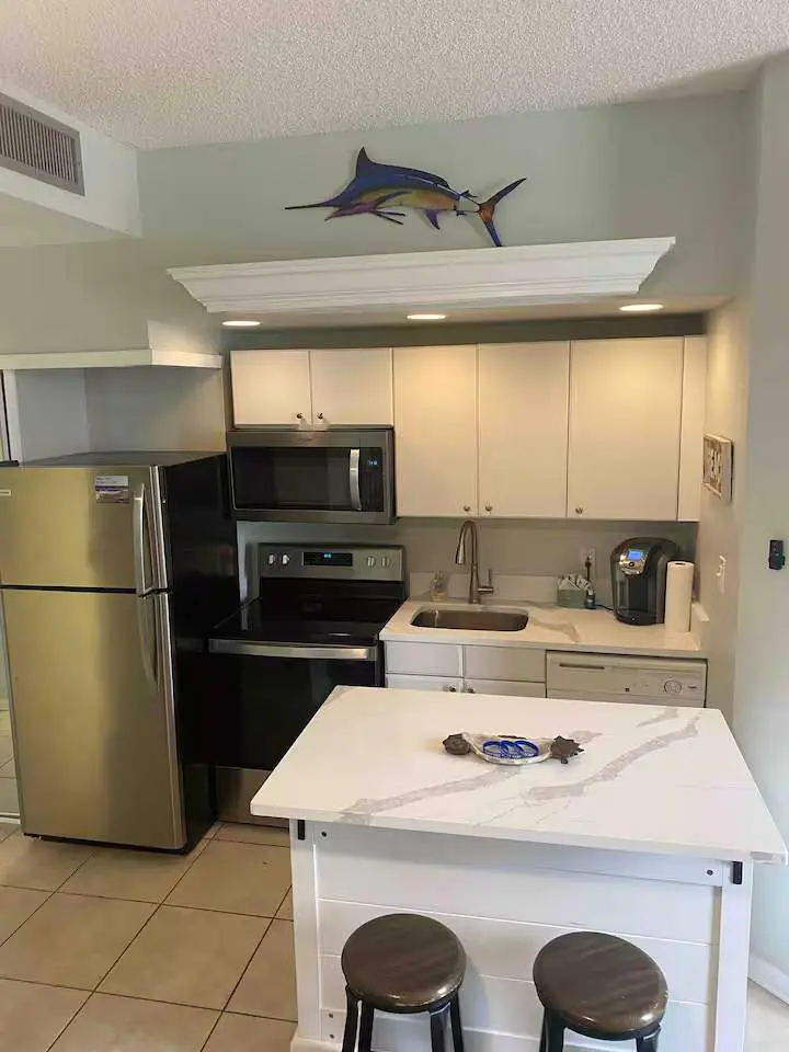 Beach side condo with shared pool, gym and tennis