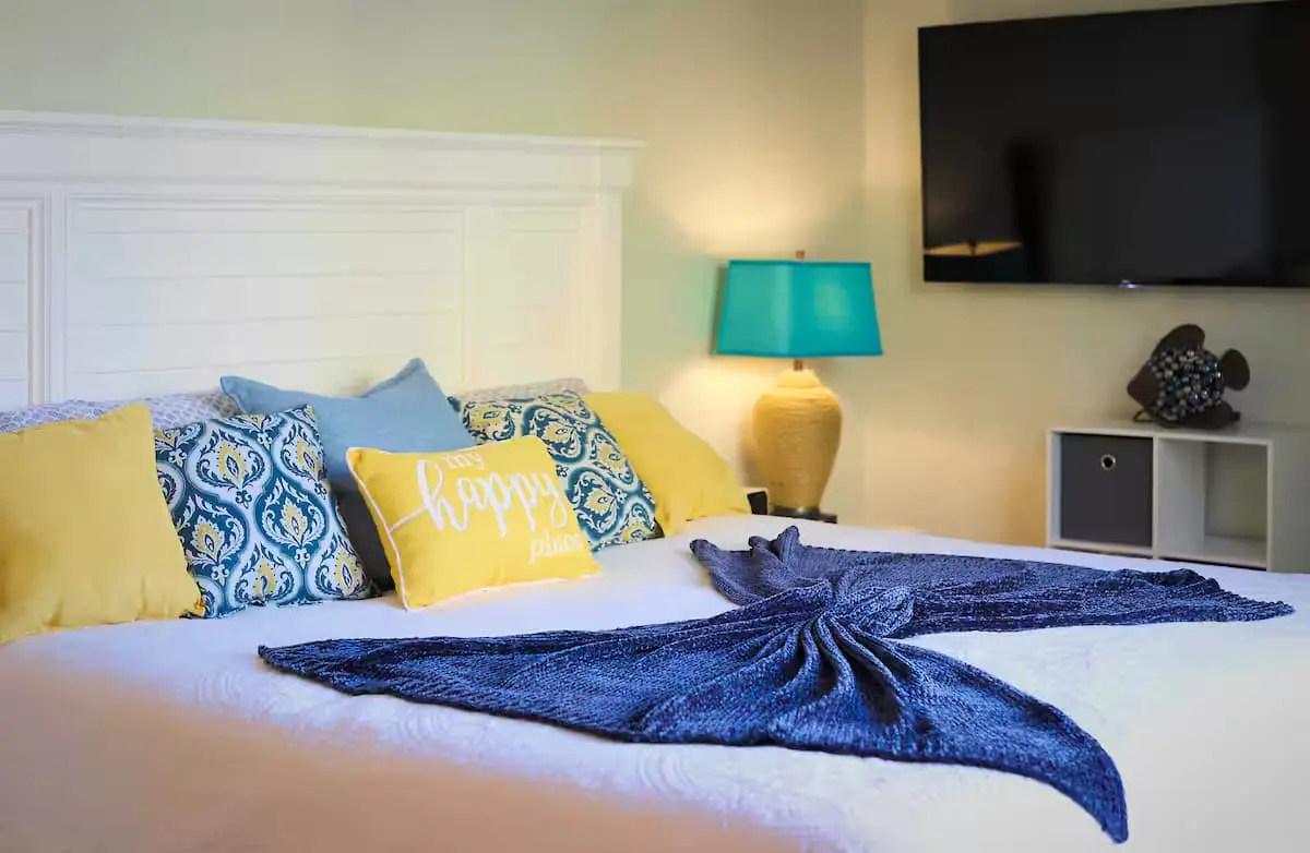 Beach side condo with shared pool, gym and tennis