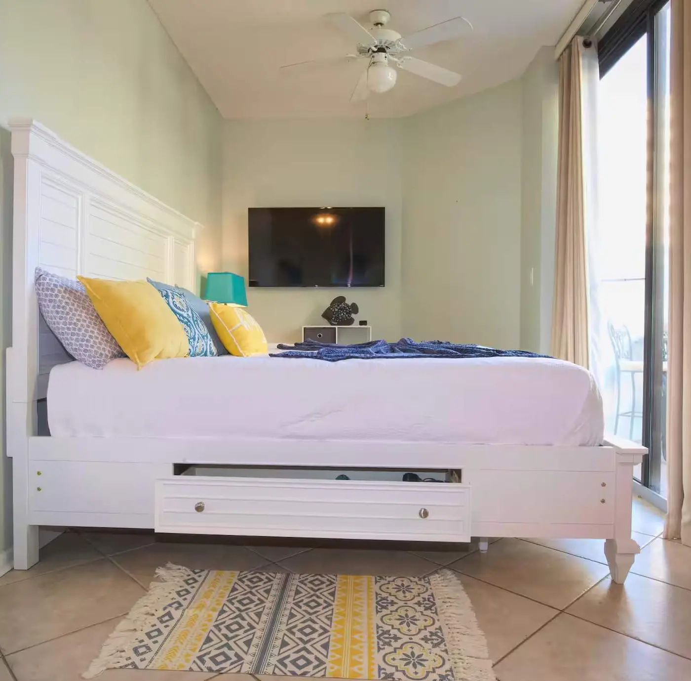 Beach side condo with shared pool, gym and tennis