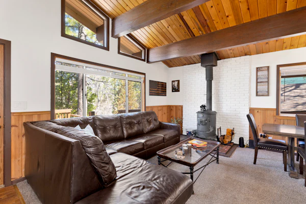 Cabin w/ Hot Tub Near Slopes & Lake | Pet Friendly Cozy 2BR Big Bear