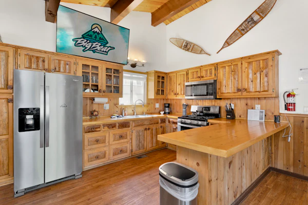 Cabin w/ Hot Tub Near Slopes & Lake | Pet Friendly Cozy 2BR Big Bear
