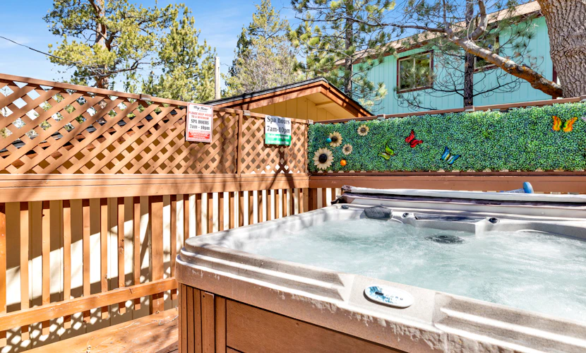 Cabin w/ Hot Tub Near Slopes & Lake | Pet Friendly Cozy 2BR Big Bear