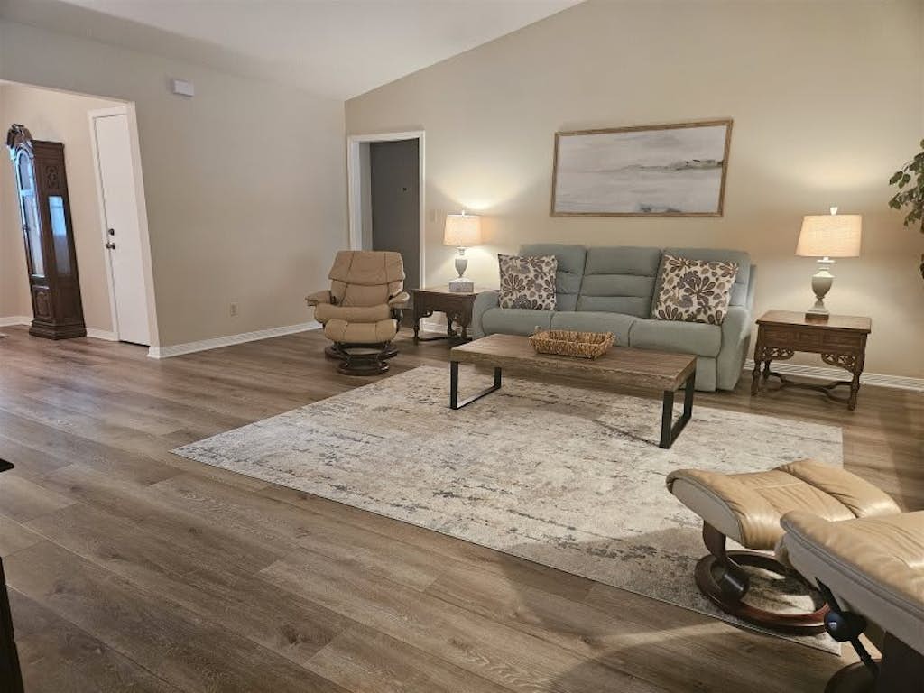 Cozy Pet friendly home near the beaches and shopping