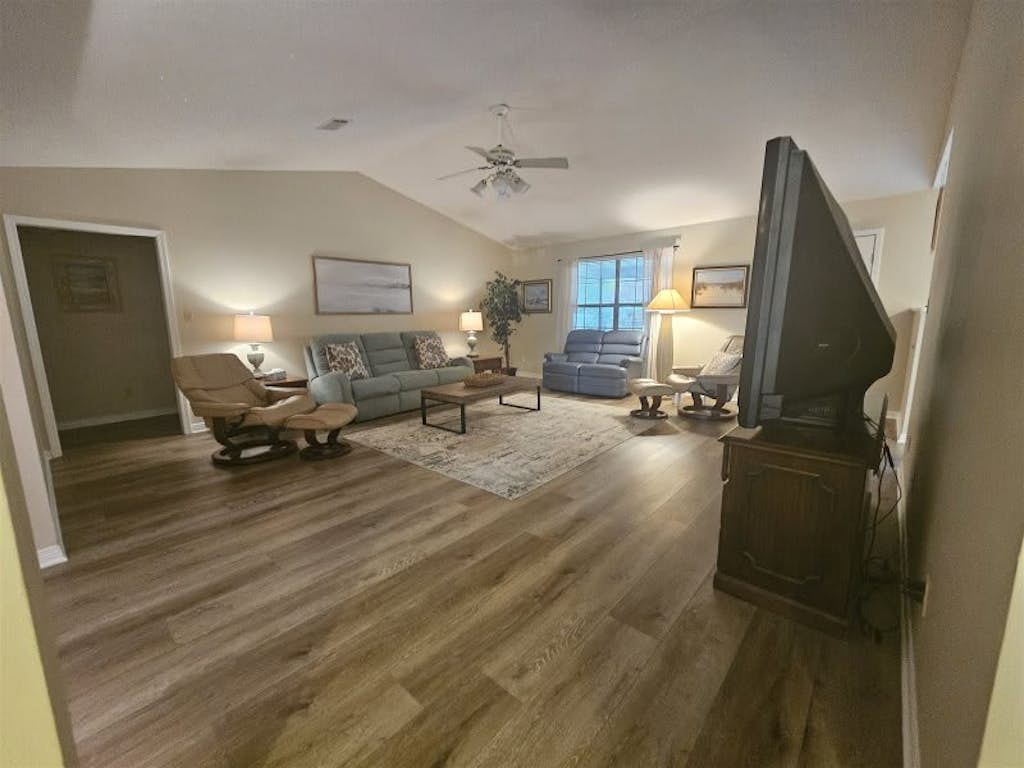 Cozy Pet friendly home near the beaches and shopping