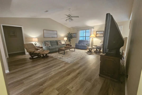 Cozy Pet friendly home near the beaches and shopping