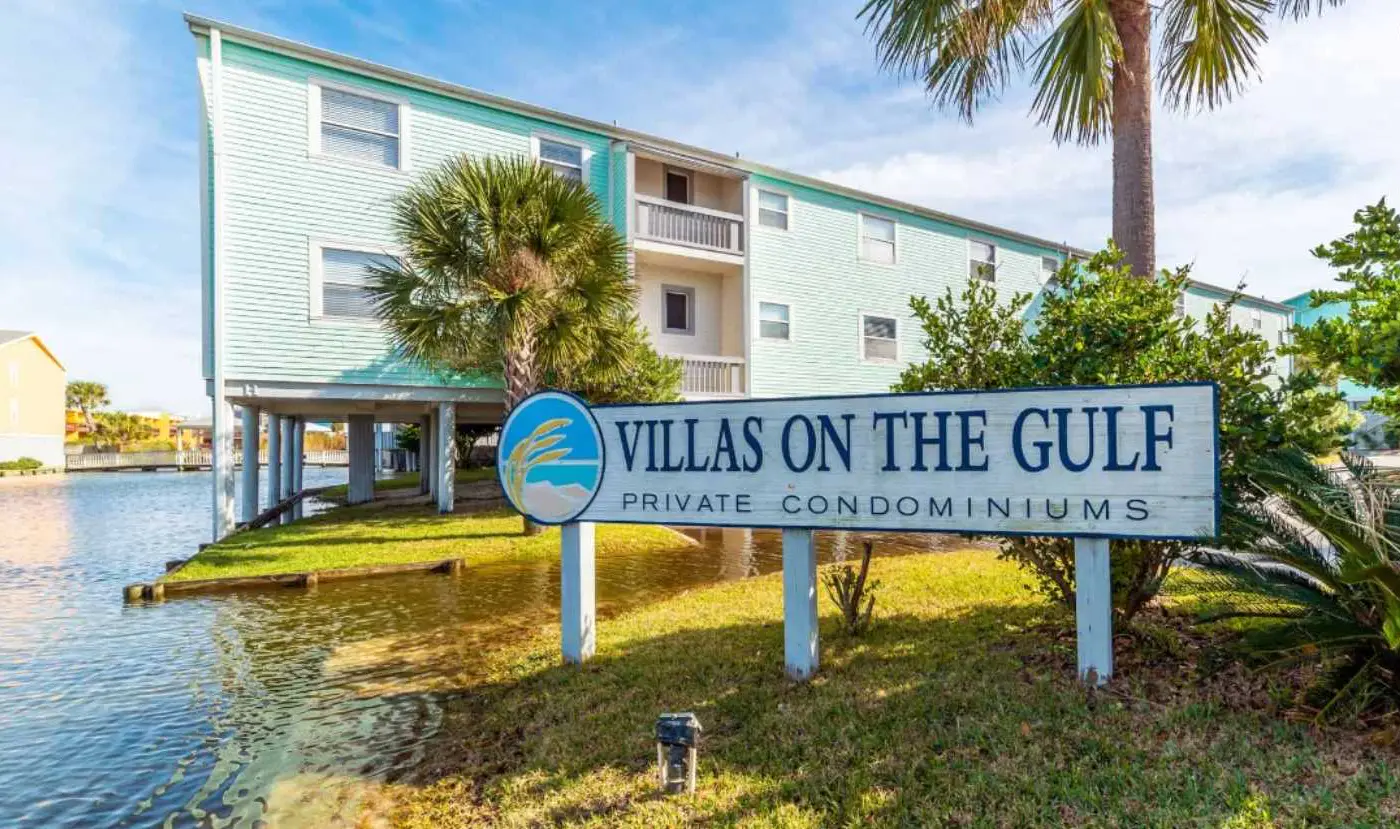 Vibrant gulf condo with pool and beach access