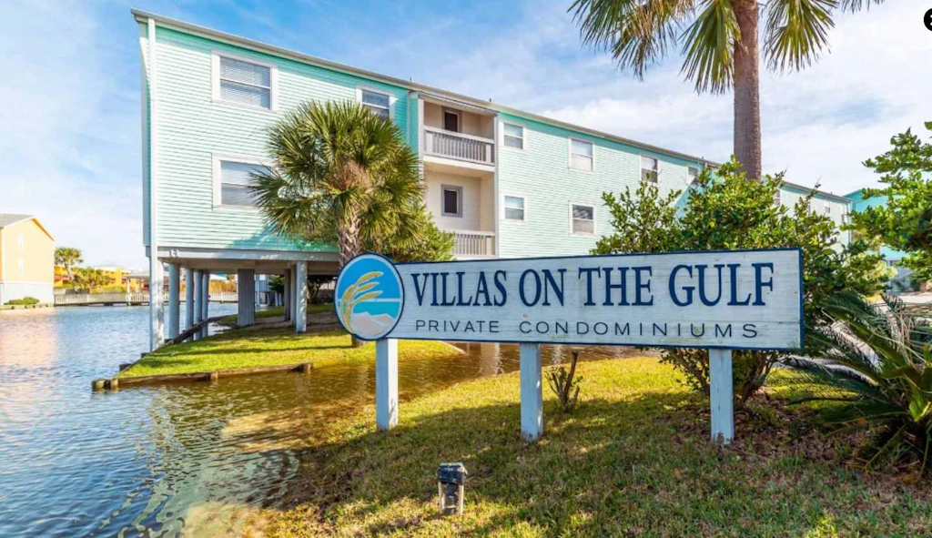 Vibrant gulf condo with pool and beach access