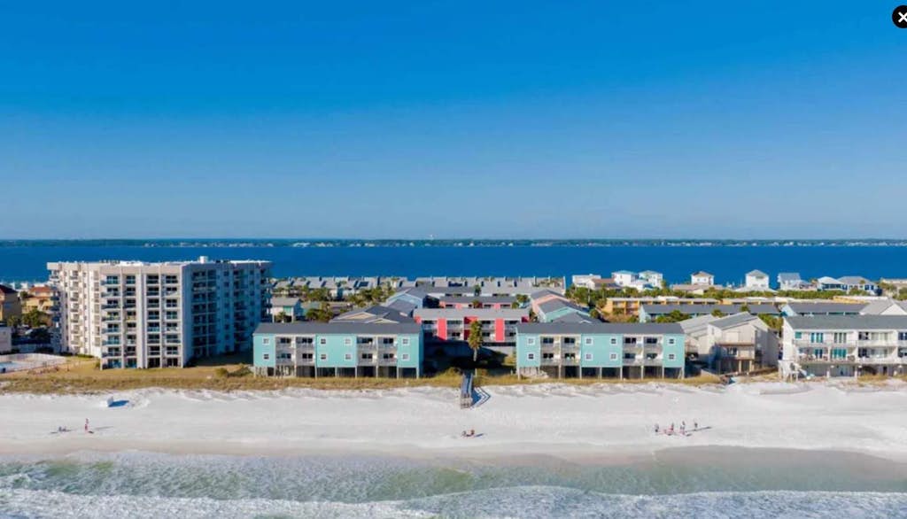 Vibrant gulf condo with pool and beach access