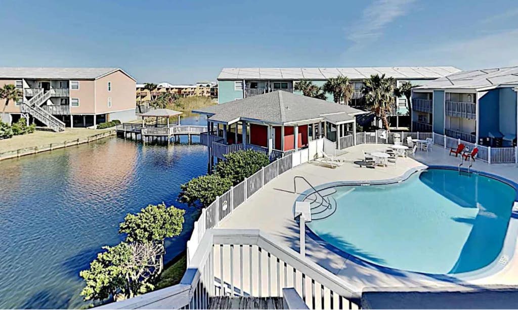 Vibrant gulf condo with pool and beach access