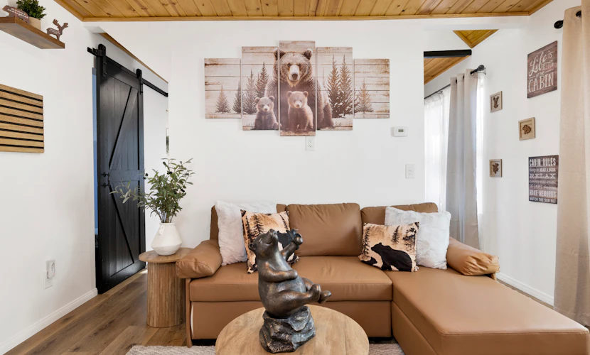 Shiloh Woods Cabin Walk to Lake & Village Fireplace Cozy Retreat