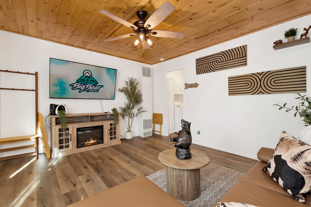 Shiloh Woods Cabin Walk to Lake & Village Fireplace Cozy Retreat