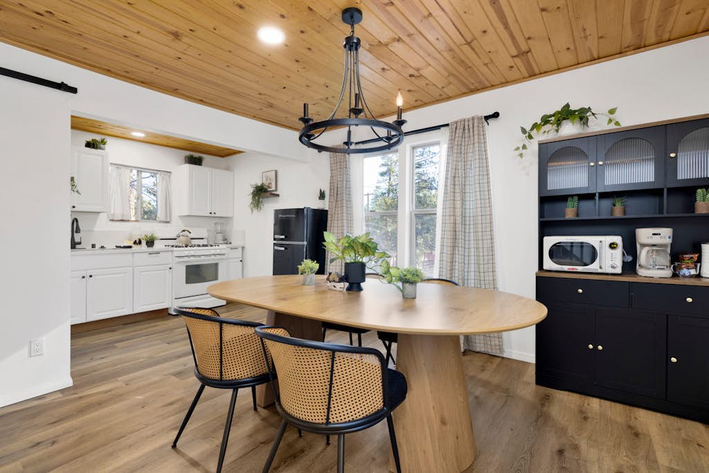 Shiloh Woods Cabin Walk to Lake & Village Fireplace Cozy Retreat