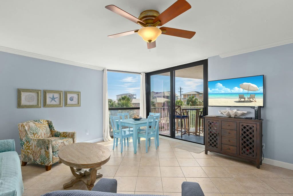 Vibrant condo near the beach, Pool, Tennis