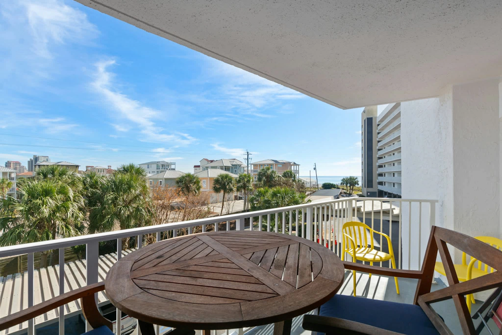 Vibrant condo near the beach, Pool, Tennis