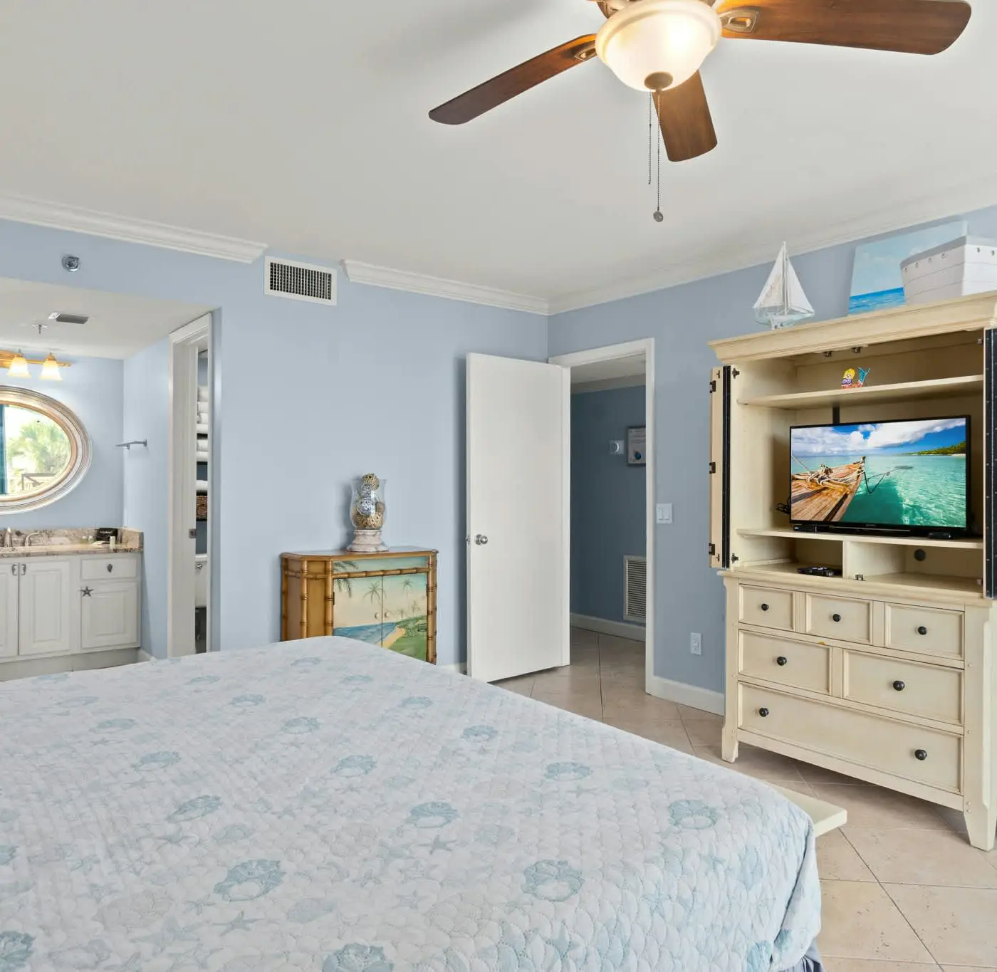 Vibrant condo near the beach, Pool, Tennis