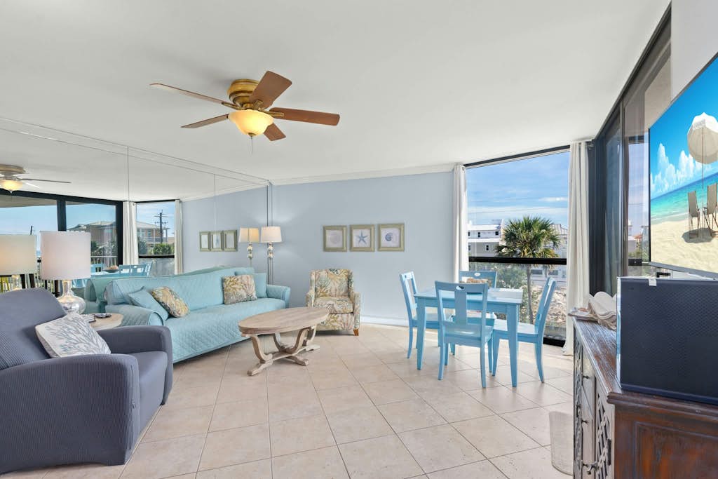 Vibrant condo near the beach, Pool, Tennis