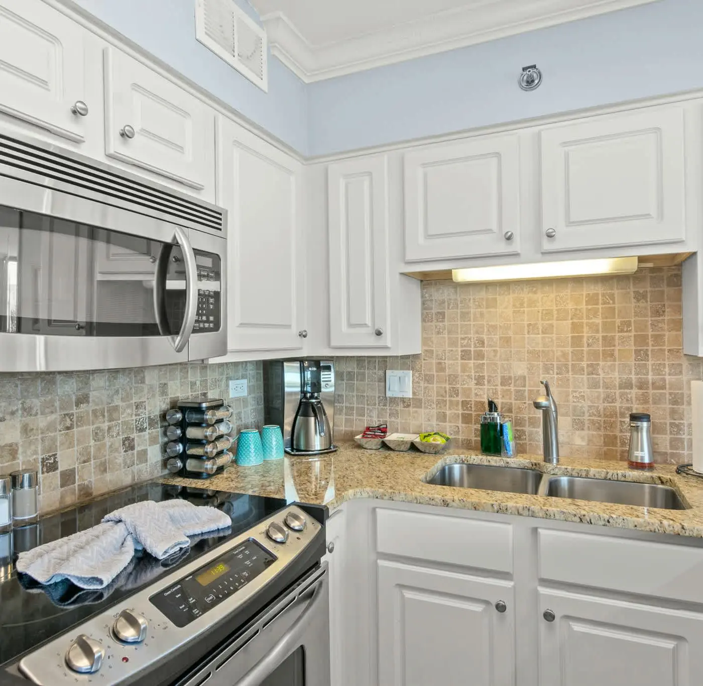 Vibrant condo near the beach, Pool, Tennis