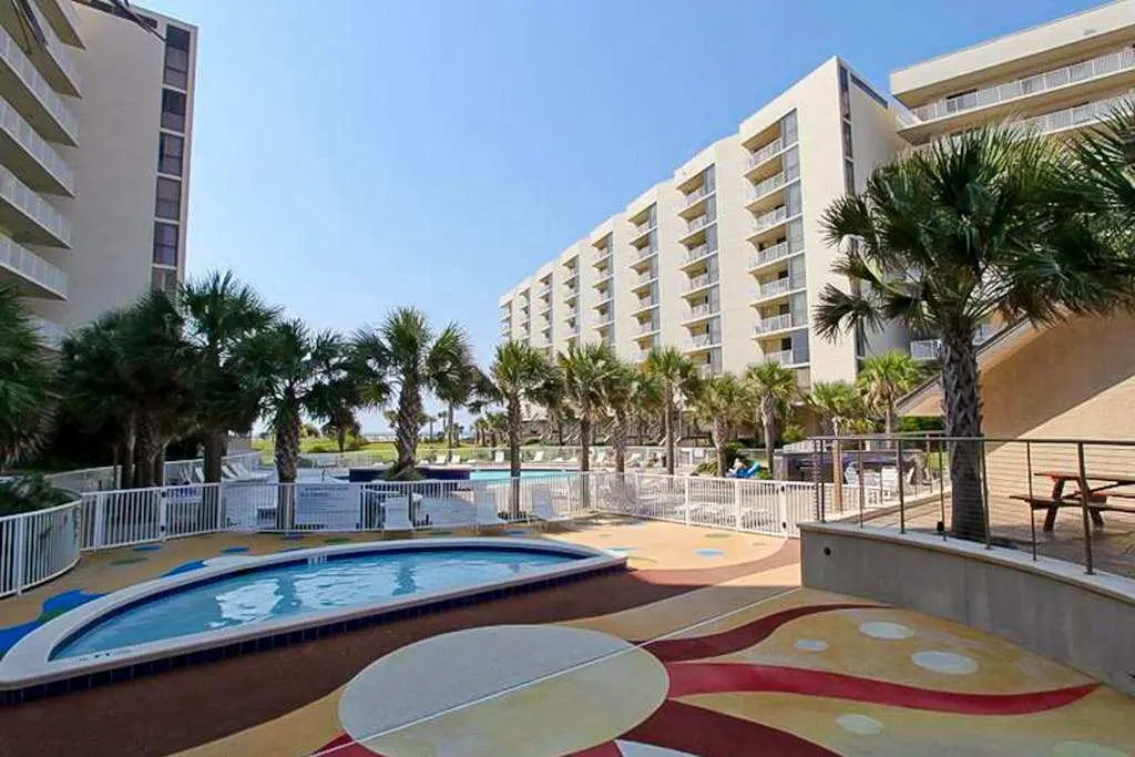 Vibrant condo near the beach, Pool, Tennis