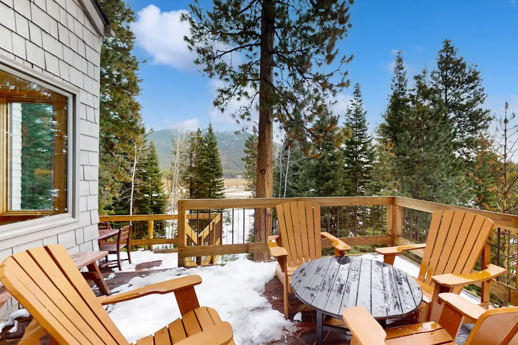 Lovely home with Black Butte view, large deck, hot tubs, & pools