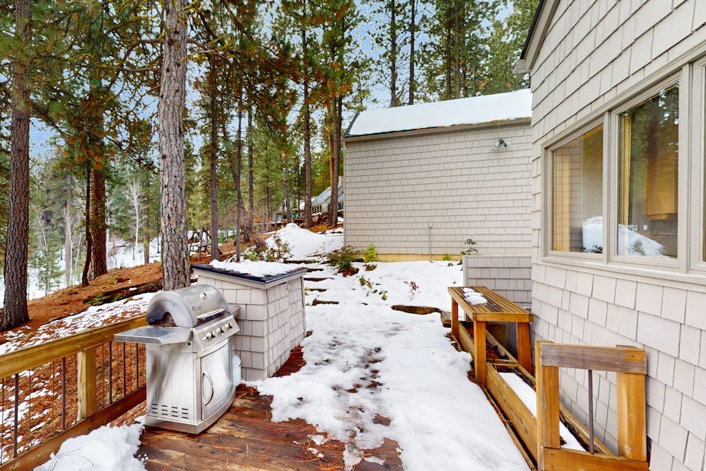 Lovely home with Black Butte view, large deck, hot tubs, & pools