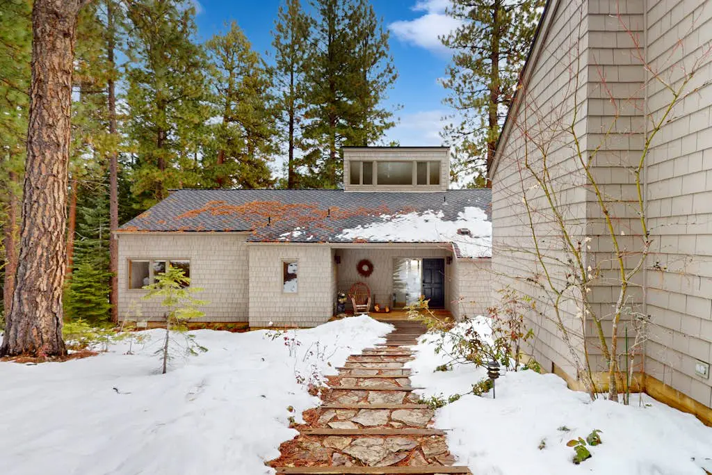 Lovely home with Black Butte view, large deck, hot tubs, & pools
