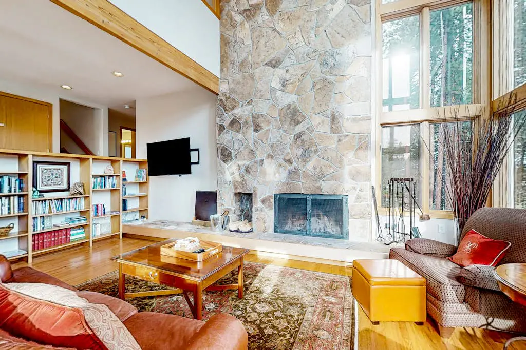 Lovely home with Black Butte view, large deck, hot tubs, & pools