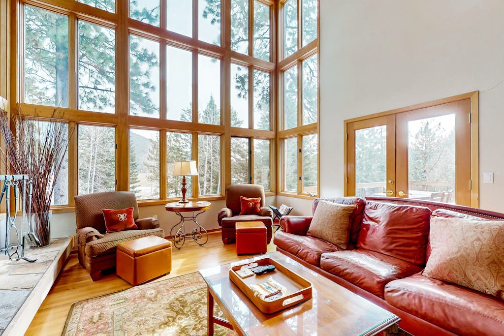 Lovely home with Black Butte view, large deck, hot tubs, & pools