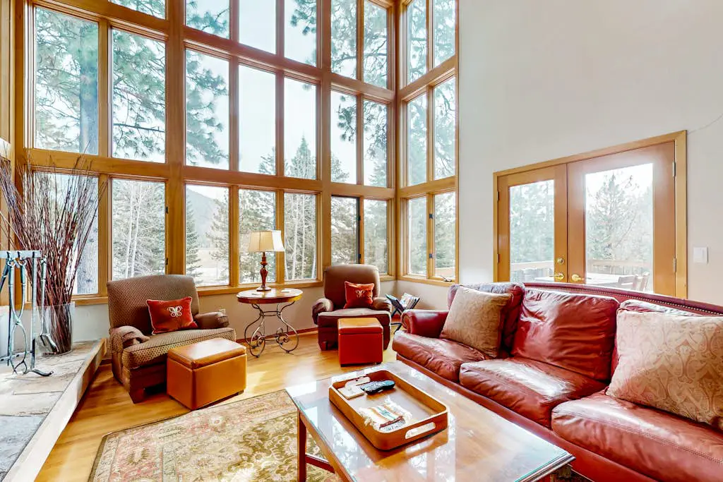 Lovely home with Black Butte view, large deck, hot tubs, & pools